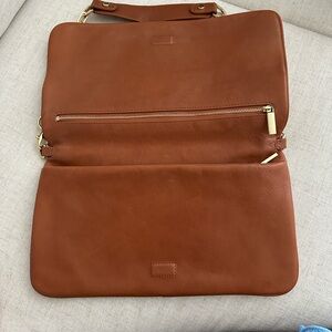 Gently used Tory Burch clutch with chain link strap. Excellent condition.